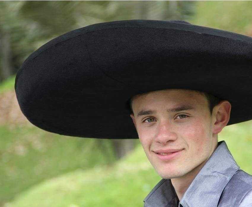 Cantante de mariachi con sombrero de charro