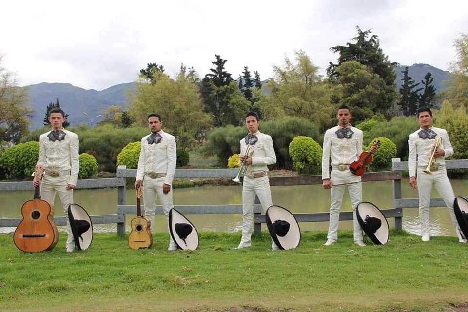 Mariachis en Bogotá: cinco músicos con traje de charro, trompeta, violín, guitarrón y vihuela