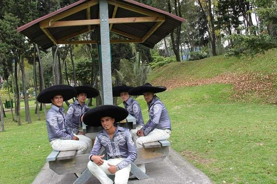 Mariachis económicos en Bogotá: músicos con sombrero de charro y traje de gala en un parque de la ciudad