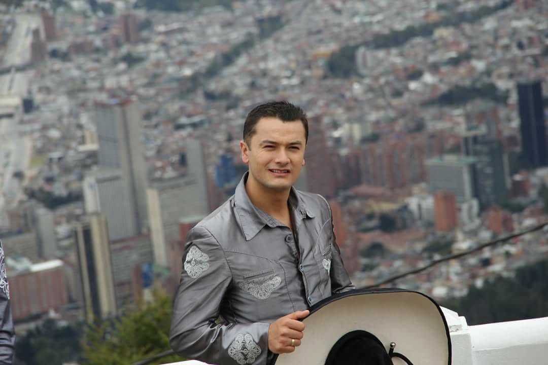 Mariachi con traje de charro y la ciudad de Bogotá de fondo